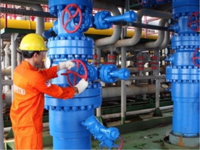 Vietsovpetro khai thác dầu khí tại giàn nhẹ BK-4 mỏ Bạch Hổ. (Ảnh: Hà Thái/TTXVN)